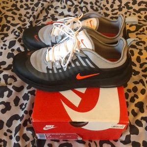 Nike Air Max Axis women’s 9/youth 7